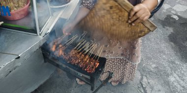 Sate Madura (Satay Madura), fındık sosu ve dilimlenmiş soğanla servis edilen bir tavuktur. Bu tipik bir Endonezya yemeği..