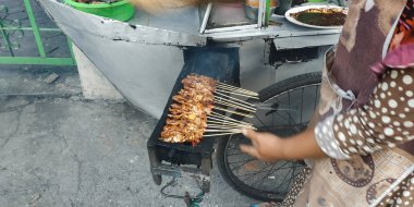 Sate Madura (Satay Madura), fındık sosu ve dilimlenmiş soğanla servis edilen bir tavuktur. Bu tipik bir Endonezya yemeği..