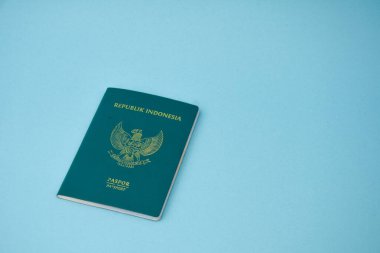 Açık mavi arkaplan ile Endonezya pasaportu konsepti fotoğrafı