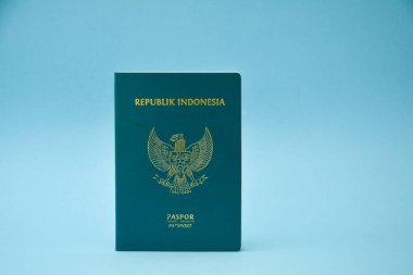 Açık mavi arkaplan ile Endonezya pasaportu konsepti fotoğrafı
