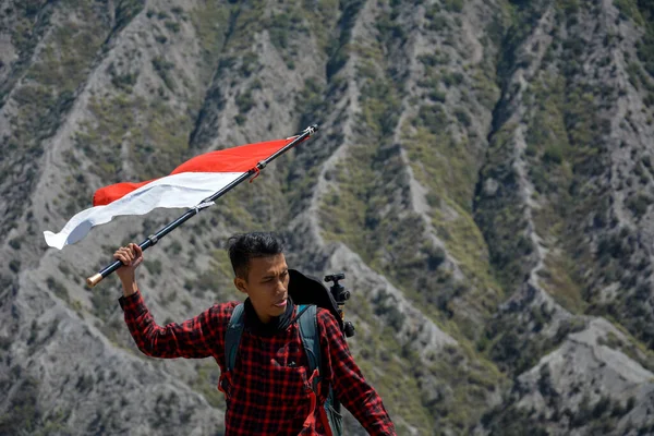 Człowiek Machający Flagą Indonezji Górze Bromo Odważnie Bromo Indonezja Sierpnia — Zdjęcie stockowe