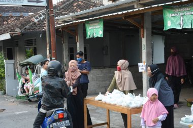 Sosyal Hizmetler, Ramazan ayında sokakta bedava yemek paylaşıyor. : YOGYAKARTA, İNDONEZYA - 3 Mayıs 2020