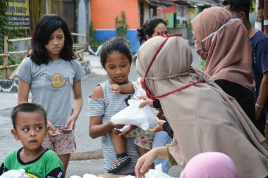 Sosyal Hizmetler, Ramazan ayında sokakta bedava yemek paylaşıyor. : YOGYAKARTA, İNDONEZYA - 3 Mayıs 2020