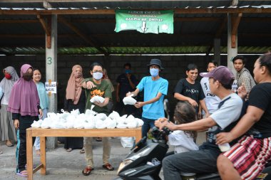 Sosyal Hizmetler, Ramazan ayında sokakta bedava yemek paylaşıyor. : YOGYAKARTA, İNDONEZYA - 3 Mayıs 2020