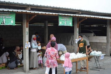 Sosyal Hizmetler, Ramazan ayında sokakta bedava yemek paylaşıyor. : YOGYAKARTA, İNDONEZYA - 3 Mayıs 2020