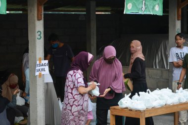 Sosyal Hizmetler, Ramazan ayında sokakta bedava yemek paylaşıyor. : YOGYAKARTA, İNDONEZYA - 3 Mayıs 2020