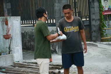 Sosyal Hizmetler, Ramazan ayında sokakta bedava yemek paylaşıyor. : YOGYAKARTA, İNDONEZYA - 3 Mayıs 2020