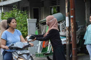 Sosyal Hizmetler, Ramazan ayında sokakta bedava yemek paylaşıyor. : YOGYAKARTA, İNDONEZYA - 3 Mayıs 2020