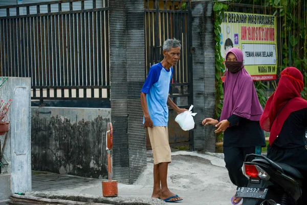 Servizio Sociale Condivisione Cibo Gratuito Nel Mese Ramadan Takjil Strada — Foto Stock