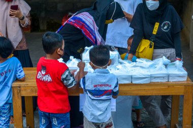 Sosyal Hizmetler, Ramazan ayında sokakta bedava yemek paylaşıyor. : YOGYAKARTA, İNDONEZYA - 10 Mayıs 2020