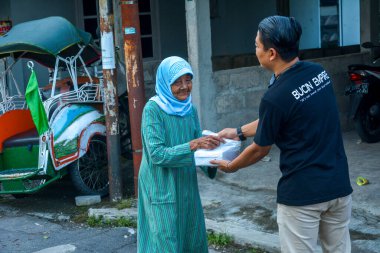 Sosyal Hizmetler, Ramazan ayında sokakta bedava yemek paylaşıyor. : YOGYAKARTA, İNDONEZYA - 10 Mayıs 2020