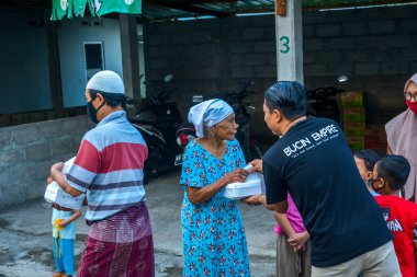 Sosyal Hizmetler, Ramazan ayında sokakta bedava yemek paylaşıyor. : YOGYAKARTA, İNDONEZYA - 10 Mayıs 2020