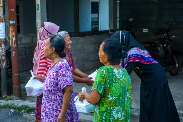 Servizio Sociale Condivisione Cibo Gratuito Nel Mese Ramadan Takjil Strada — Foto Stock