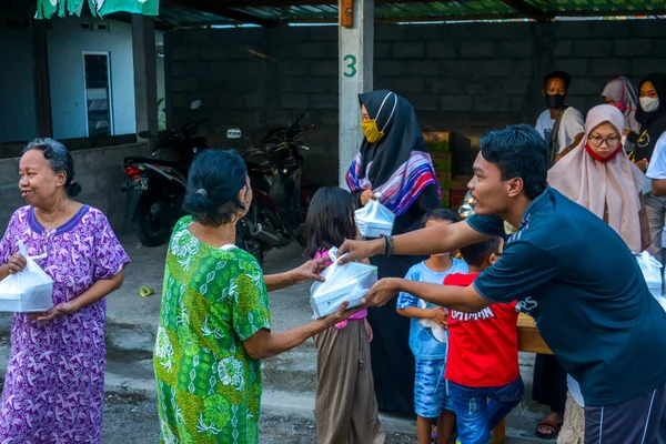 Sosyal Hizmetler, Ramazan ayında sokakta bedava yemek paylaşıyor. : YOGYAKARTA, İNDONEZYA - 10 Mayıs 2020