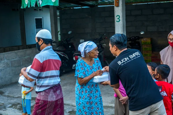 Соціальні Послуги Діляться Безкоштовною Їжею Місяці Рамадан Таджил Вулиці Yogyakarta — стокове фото
