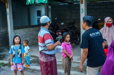 Sosyal Hizmetler, Ramazan ayında sokakta bedava yemek paylaşıyor. : YOGYAKARTA, İNDONEZYA - 10 Mayıs 2020