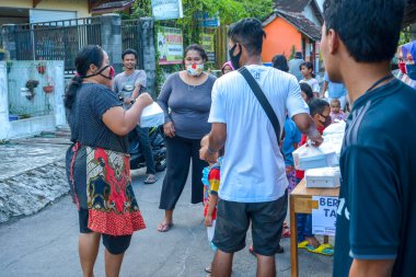 Sosyal Hizmetler, Ramazan ayında sokakta bedava yemek paylaşıyor. : YOGYAKARTA, İNDONEZYA - 10 Mayıs 2020