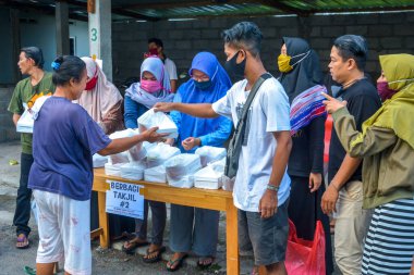 Sosyal Hizmetler, Ramazan ayında sokakta bedava yemek paylaşıyor. : YOGYAKARTA, İNDONEZYA - 10 Mayıs 2020
