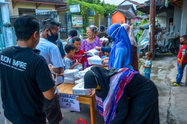 Sosyal Hizmetler, Ramazan ayında sokakta bedava yemek paylaşıyor. : YOGYAKARTA, İNDONEZYA - 10 Mayıs 2020