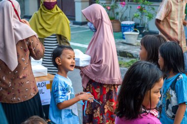 Sosyal Hizmetler, Ramazan ayında sokakta bedava yemek paylaşıyor. : YOGYAKARTA, İNDONEZYA - 10 Mayıs 2020