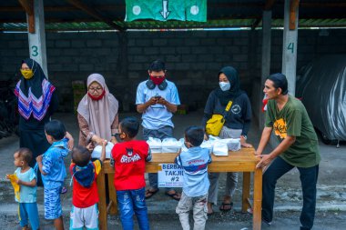 Sosyal Hizmetler, Ramazan ayında sokakta bedava yemek paylaşıyor. : YOGYAKARTA, İNDONEZYA - 10 Mayıs 2020