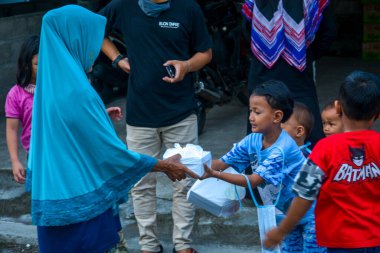 Sosyal Hizmetler, Ramazan ayında sokakta bedava yemek paylaşıyor. : YOGYAKARTA, İNDONEZYA - 10 Mayıs 2020
