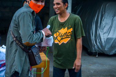 Sosyal Hizmetler, Ramazan ayında sokakta bedava yemek paylaşıyor. : YOGYAKARTA, İNDONEZYA - 10 Mayıs 2020