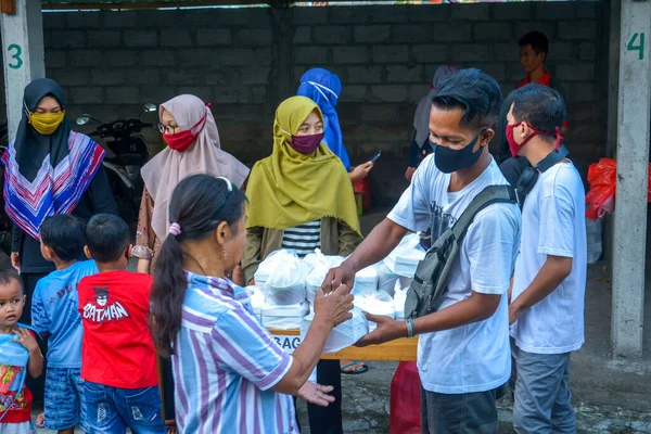 Соціальні Послуги Діляться Безкоштовною Їжею Місяці Рамадан Таджил Вулиці Yogyakarta — стокове фото