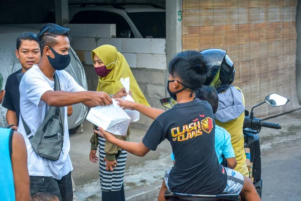 Layanan Sosial Berbagi Makanan Gratis Bulan Ramadan Takjil Jalan Yogyakarta — Stok Foto