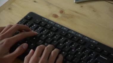Yakın plan, adam ahşap dokuyu kullanarak klavye ve arkaplan yazdı