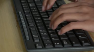 Yakın plan, adam ahşap dokuyu kullanarak klavye ve arkaplan yazdı