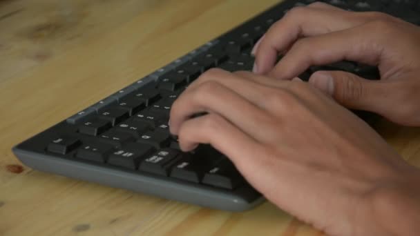 Primer Plano Teclado Mecanografiado Hombre Perfectamente Fondo Usando Textura Madera — Vídeos de Stock