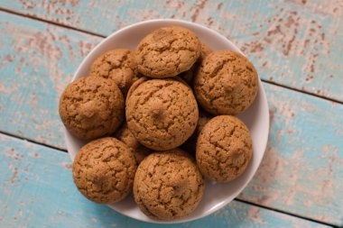 Tabakta kurabiyeler, ev yapımı kekler, elinde bir tabak