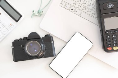 Ofiste cep telefonları ve POS makineleri var.