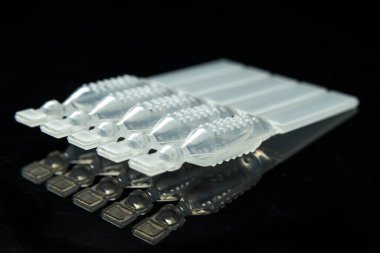 Masada bir sürü göz damlası var.