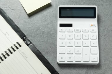 Masada bir hesap makinesi. Çince anlamı: Mali kaynaklar genişliyor.