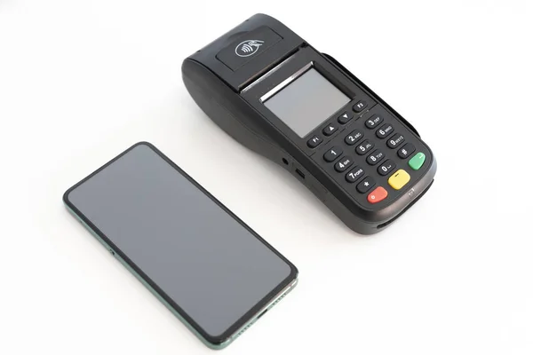 Ofiste cep telefonları ve POS makineleri var.