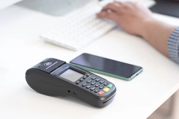 Ofiste cep telefonları ve POS makineleri var.