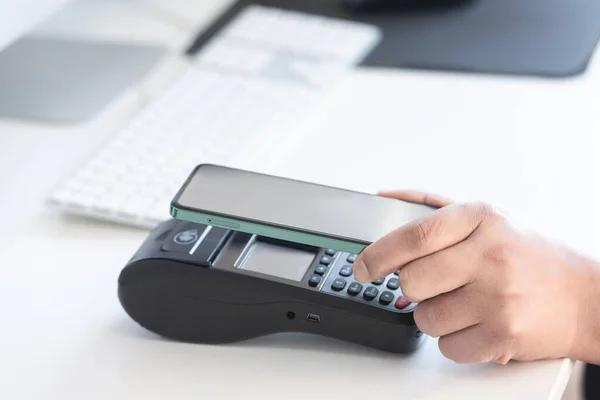 Ofiste cep telefonları ve POS makineleri var.