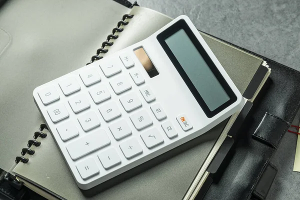 Masada bir hesap makinesi. Çince anlamı: Mali kaynaklar genişliyor.