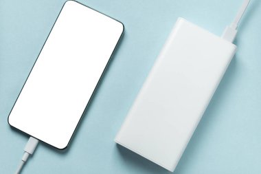 Bir cep telefonu ve hızlı şarj pili.