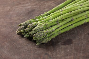 Bir sürü besleyici kuşkonmaz.