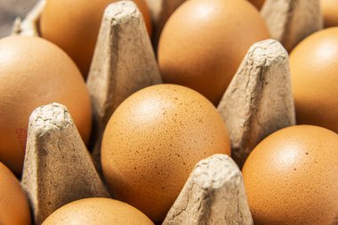 Bir sepette bir sürü taze yumurta.