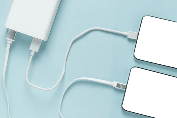 Bir cep telefonu ve hızlı şarj pili.