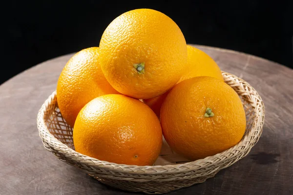 Bir sürü lezzetli portakal.