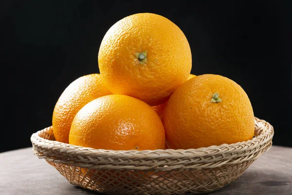 Bir sürü lezzetli portakal.