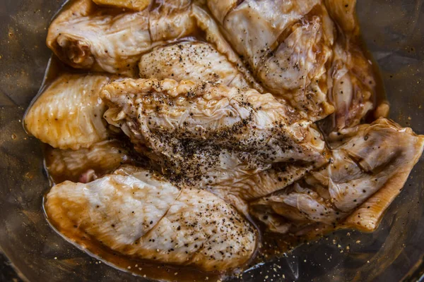 椀に盛り付けられた鶏の羽の束 — ストック写真