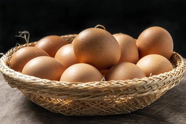 Muchos Huevos Frescos Una Canasta — Foto de Stock
