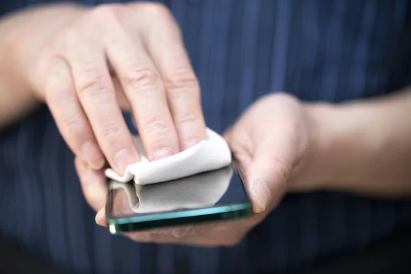 Homme Âgé Désinfecte Téléphone Portable — Photo