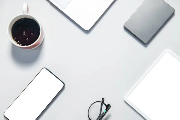 Kahve ve laptop, ev ofisi.